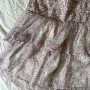 Blommig kjol - Jötte fin blommig kjol perfekt till sommaren💗💞Använd fåtal gånger och är i super bra skick💗