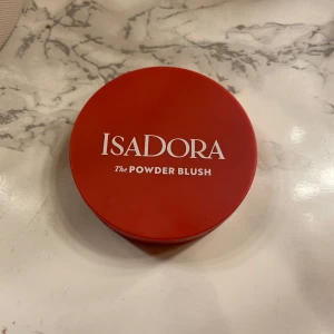 Blush  - Helt ny Isadora blush i färgen ”05 raspberry red” 