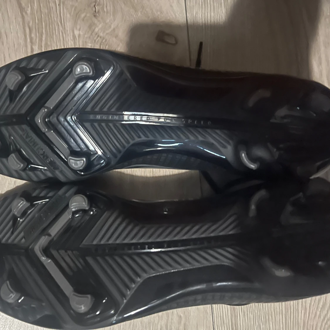 Svarta Nike fotbollsskor med silverdetaljer - 2