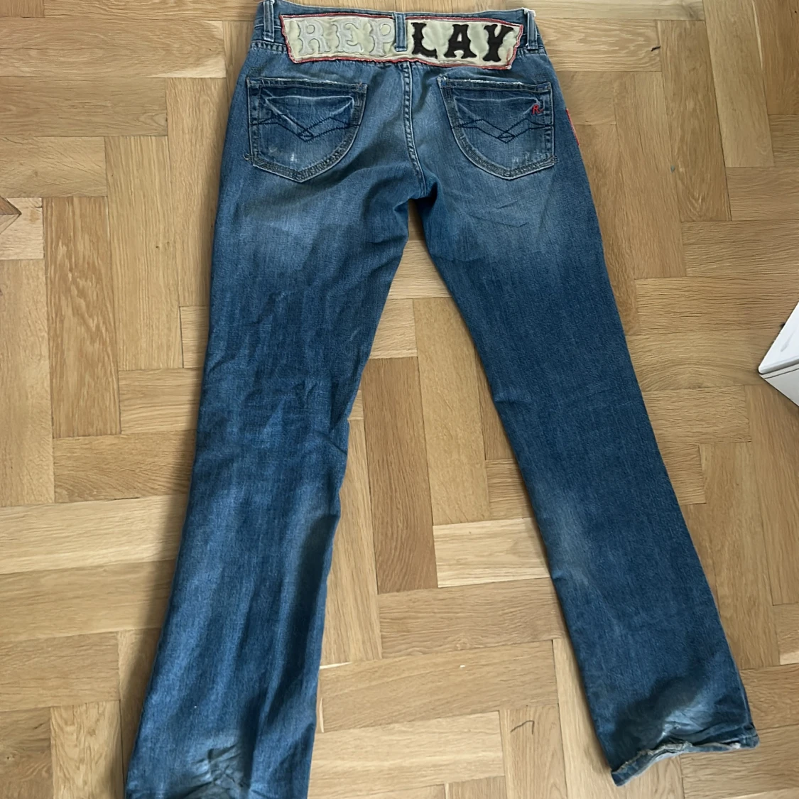 Blå Replay jeans med broderad logga - 1