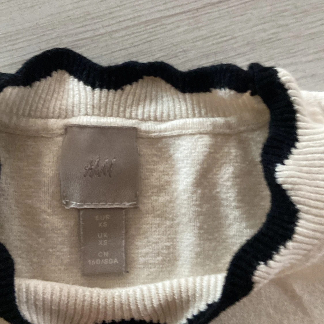 Vit tröja med volangkrage från H&M - 1