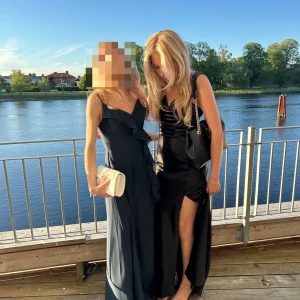 Balklänning i Satin med Slits - Säljer min superfina balklänning från Nelly (900kr nypris), endast använd 1-2 gånger. Klänningen har slits och lite släp. Den har öppen rygg och formar kroppen GUDOMLIGT. Jag är 174 cm lång. Skriv privat för fler bilder. ❤️‍🔥