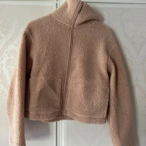 Teddyjacka H&M - I bra skick! Storlek M men passar storlek S 💗Skriv vid frågor ellef funderingar