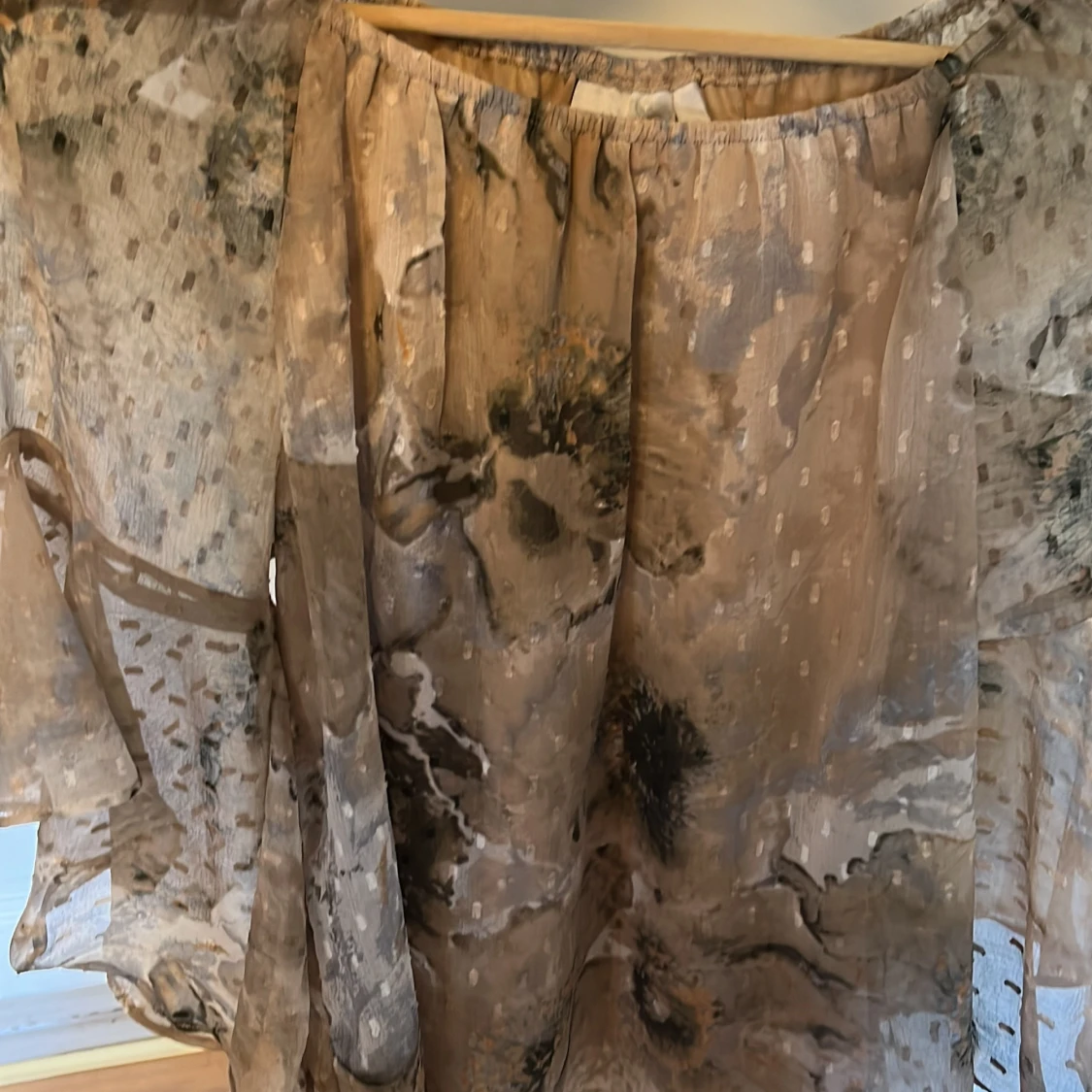 Beige blus med abstrakt mönster - 4