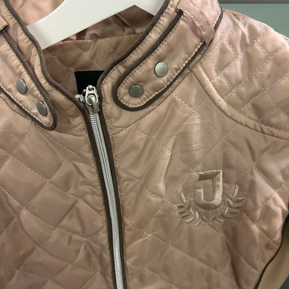 Beige quiltad stalljacka från Jacson - 1