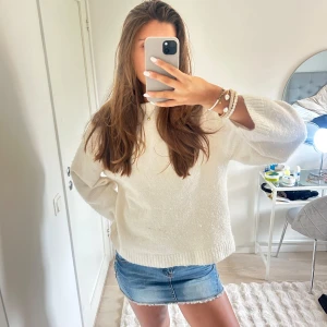 Jeanskjol - Jättefin blå jeanskjol med snygga detaljer som jag köpte i Thailand men tyvärr är lite för liten💕