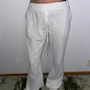 Vita linnebyxor med snörning - Säljer ett par vita linnebyxor med avslappnad passform och snörning i midjan. Byxorna har lätt utsvängda ben och fickor framtill, perfekta för en somrig stil. Passar grymt till sommaren eller när du vill ha det bekvämt. 🙌🏼Skriv för fler bilder!! Pris kan diskuteras 💗