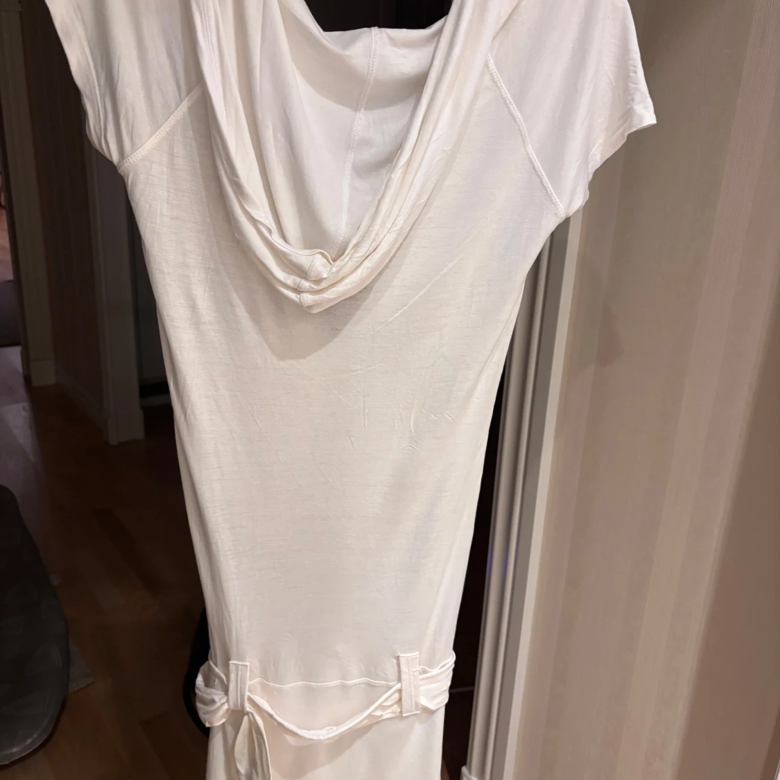 Vit omlottklänning med huva - 2