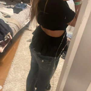 Söt topp med öppen rygg och sidor - säljer denna snygga topp med öppen rygg och sidor💓