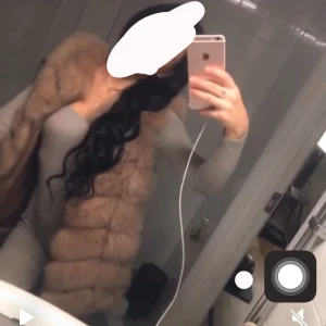 Beige fluffig pälsväst - Säljer en supermjuk och fluffig beige pälsväst . Västen är lång och har en lyxig, kommer även med en till del där du kan göra den längre. Använd få tall gånger