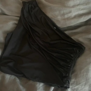 One shoulder topp - One shoulder topp från H&M i storlek S. Jättefin och knappt använd perfekt till fest