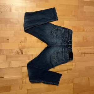 Replay jeans - Tja! Säljer nu mina Replay anbass i marinblå eftersom de inte var för mig, dessa jeans är alltså endast använda ett fåtal gånger. Jag köpte dom nya på Zalando för ca 1500kr. Pris kan diskuteras👍🏼