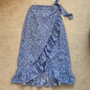 Kjol från Vero Moda - Pris kan diskuteras, minns inte exakt vad jag köpte den för men runt 300-400kr tror jag 💗💗
