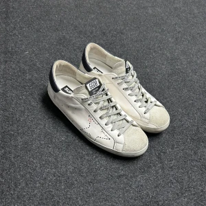 Golden Goose Superstar - Golden Goose SuperStar skor - Storlek 42 - Skick 8,5/10 - Inget OG medföljer - Hör av dig vid fler frågor!🙌