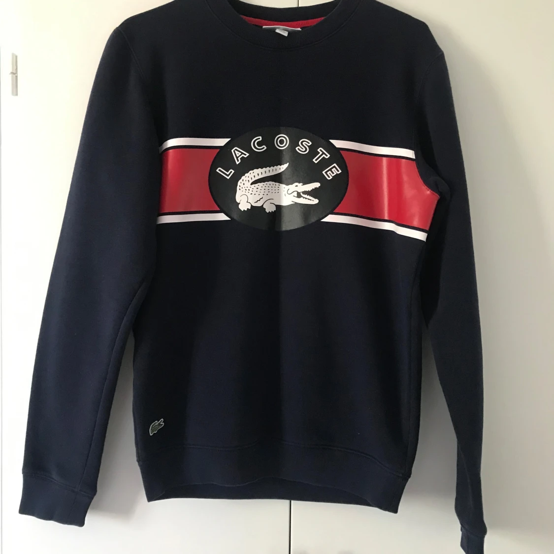 Mörkblå Lacoste sweatshirt med röd detalj