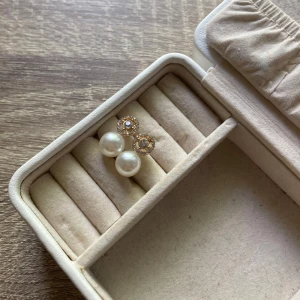 Fem par örhängen för 50kr - Priset kan diskuteras!     Säljer fem par örhängen: ett par med stora vita pärlor och gnistrande stenar,  två tvinnade hoops i inte ekta guld, ett par hoops med små vita pärlor på bas och ett par klassiska släta guldfärgade hoops. Perfekta för dig som gillar att mixa och matcha stilar.             ⚠️inte ekta guld⚠️