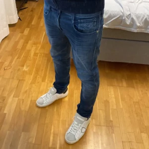 Replay anbass jeans - Tjena! Säljer dessa asfeta mörkblåa replay anbass jeans med snygg wash! Jeansen är i storlek 30/34 och är i modellen slim fit. Skicket på dessa är 9/10 de har inga skador eller defekter. Jag på bilden är 176 och väger 62kg. Tveka ej att höra av dig om du har frågor eller är intresserad!