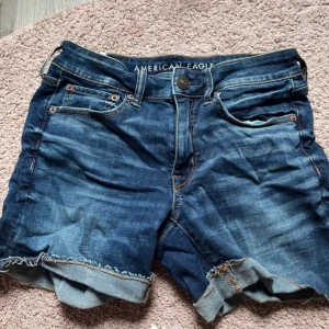 Blå jeansshorts från American Eagle - Snygga blå jeansshorts från American Eagle.