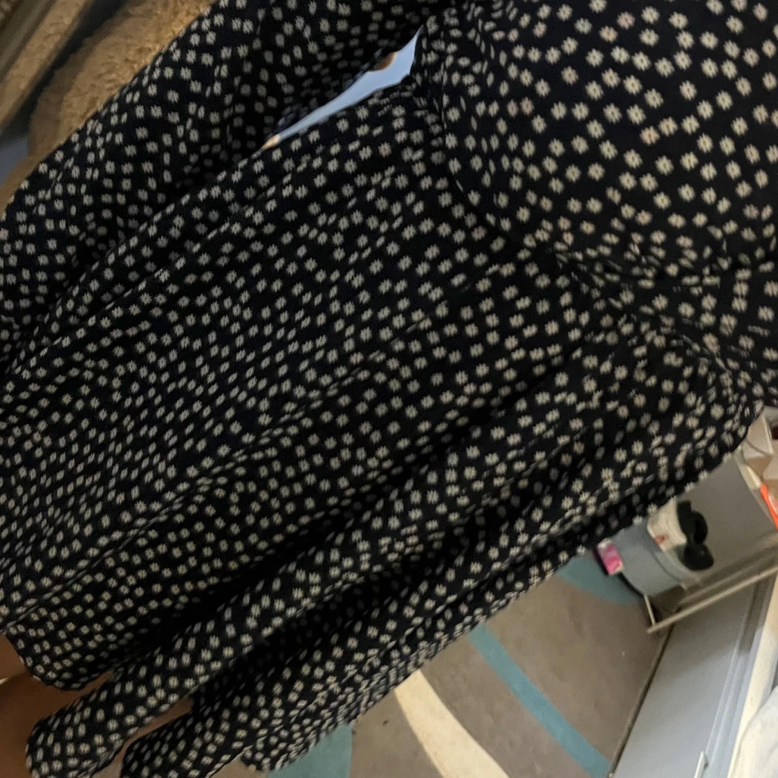 Mörkblå blommig omlottklänning - 1