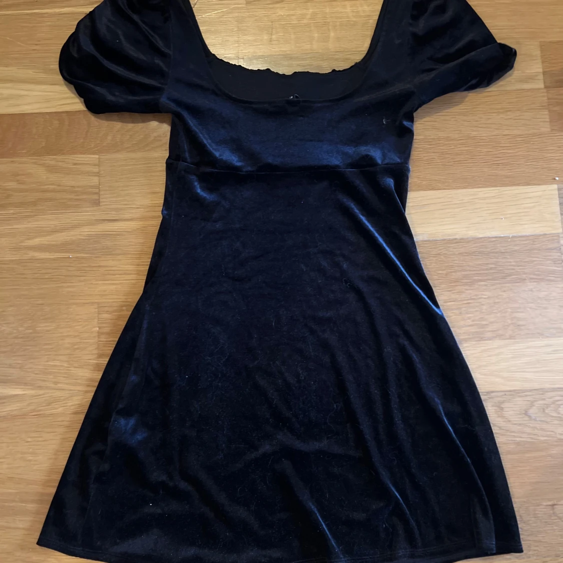 Svart sammetsklänning med puffärm - 1