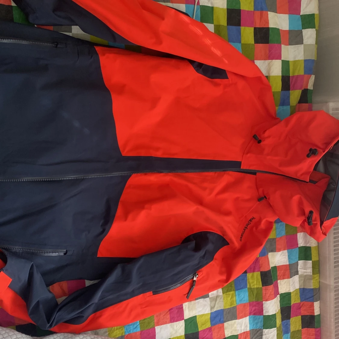 Röd och marinblå vindjacka Peak Performance