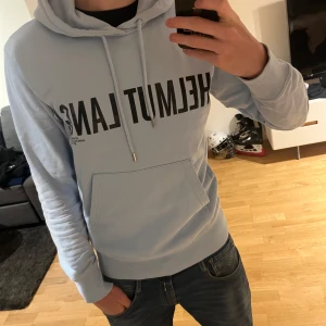 Helmut Lang hoodie  - Säljer nu denna otroligt snygga Helmut Lang hoodie i riktigt bra skick,  storlek xs men passar även S, nypris ligger runt 3500kr, kan gå ner lite i pris vid en snabb affär 