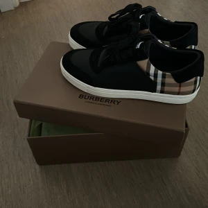 burberry skor - säljer ett par fina burberry skor i strlk 41. riktigt fina och stiliga! nytt skick!😇