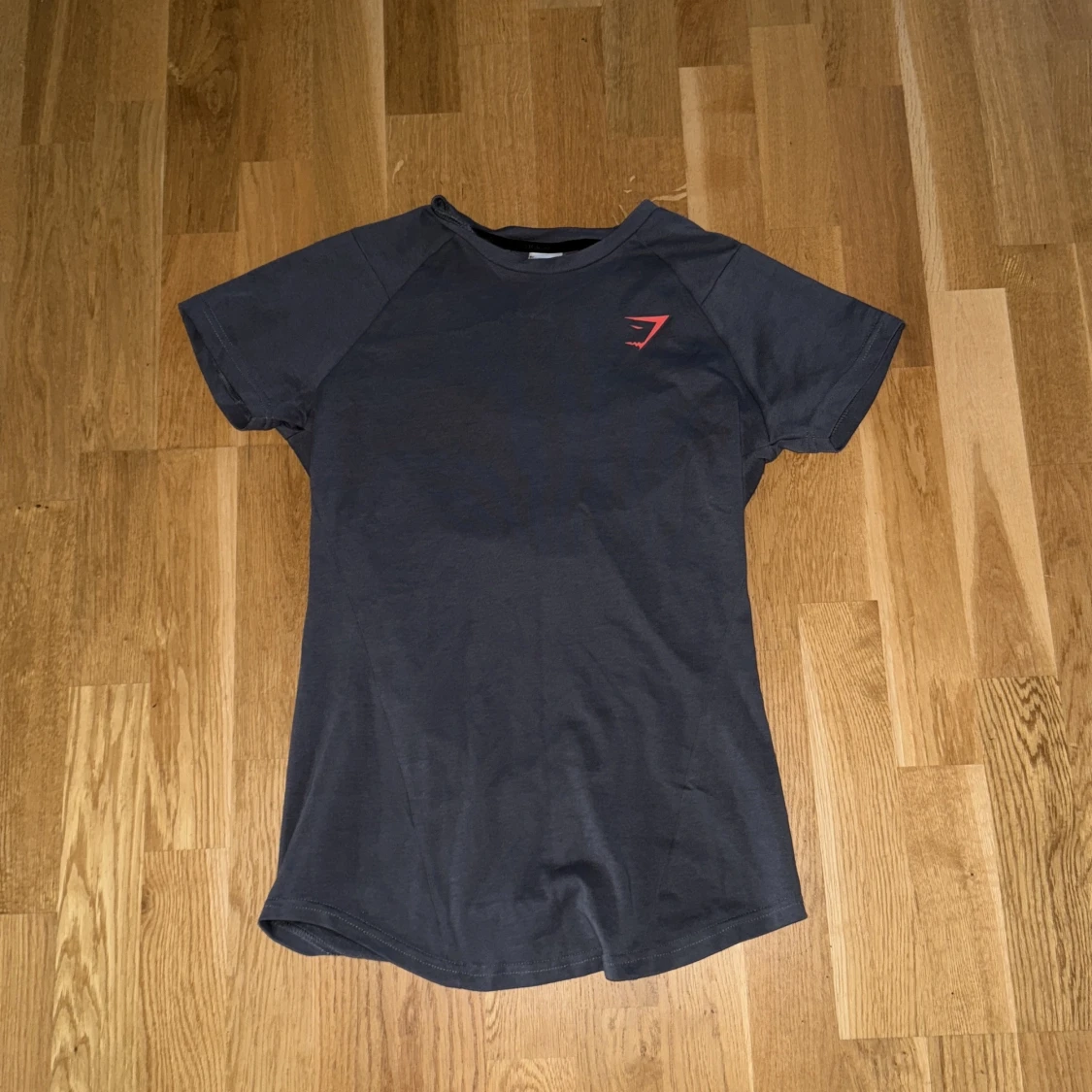 Mörkgrå Gymshark t-shirt med röd logga