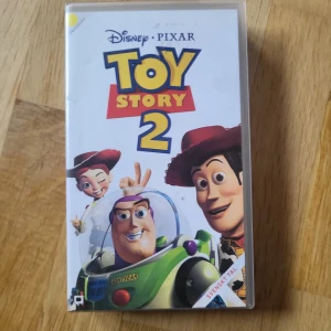 Toy Story 2 VHS  - 5 vhs för 65kr  Catagory: Barn filmar Older: Från 7 år Tal: Svenska Längd: cirka 88min  Please note that VHS tapes naturally degrade overtime even with proper care, therefore I cannot guarantee the condition of the tape's quality.  Pick up Obbola, can be brought to ica maxi, nus, vasaplan, or capio hc dragonen. Shipping avaible