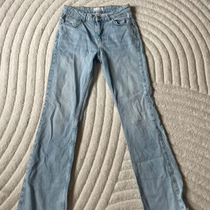Lågmidjade jeans - Lågmidjade jeans med bootcut från Gina tricot, storlek 36, säljs då de är för små för mig💕