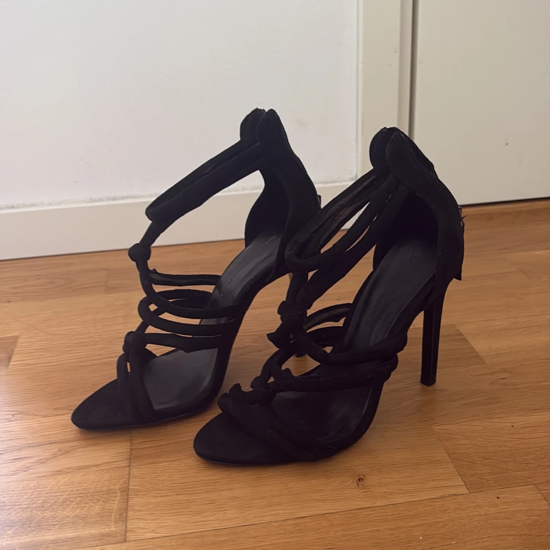 Svarta mocka-pumps med knyt och klack