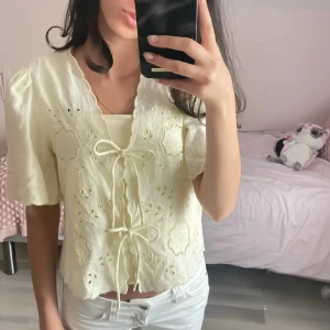 Ljusgul blus - Supersöt ljusgul blus från Gina Tricot med broderade blommor och hålmönster. Använd max två gånger. Den är dessutom helt slutsåld på nätet. Pris kan diskuteras💕
