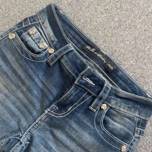 Blå bootcut jeans Stella in dreams - Säljer mina jeans då jag har vuxit ur dem om ni har frågor om byxorna så det bara och skriva. Kan gå ner i pris vid snabb affär😆
