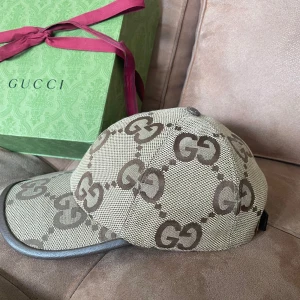 Gucci keps - Gucci jumbo keps beige, kommer med allt på bilden, äkta såklart. Inga skador!