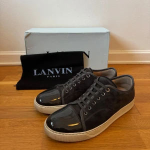 Gråa/Svarta mocka sneakers från Lanvin - Tjena! Nu säljs dessa stiliga lanvins i färgen elephant gray, storlek EU44, UK10. Den gråa färgen är dock väldigt mörk vilket får skon att se nästan svart ut. Skorna är i mycket fint skick, skulla säga 8,5/10. Box och dustbag ingår. Priset går att diskuteras. 