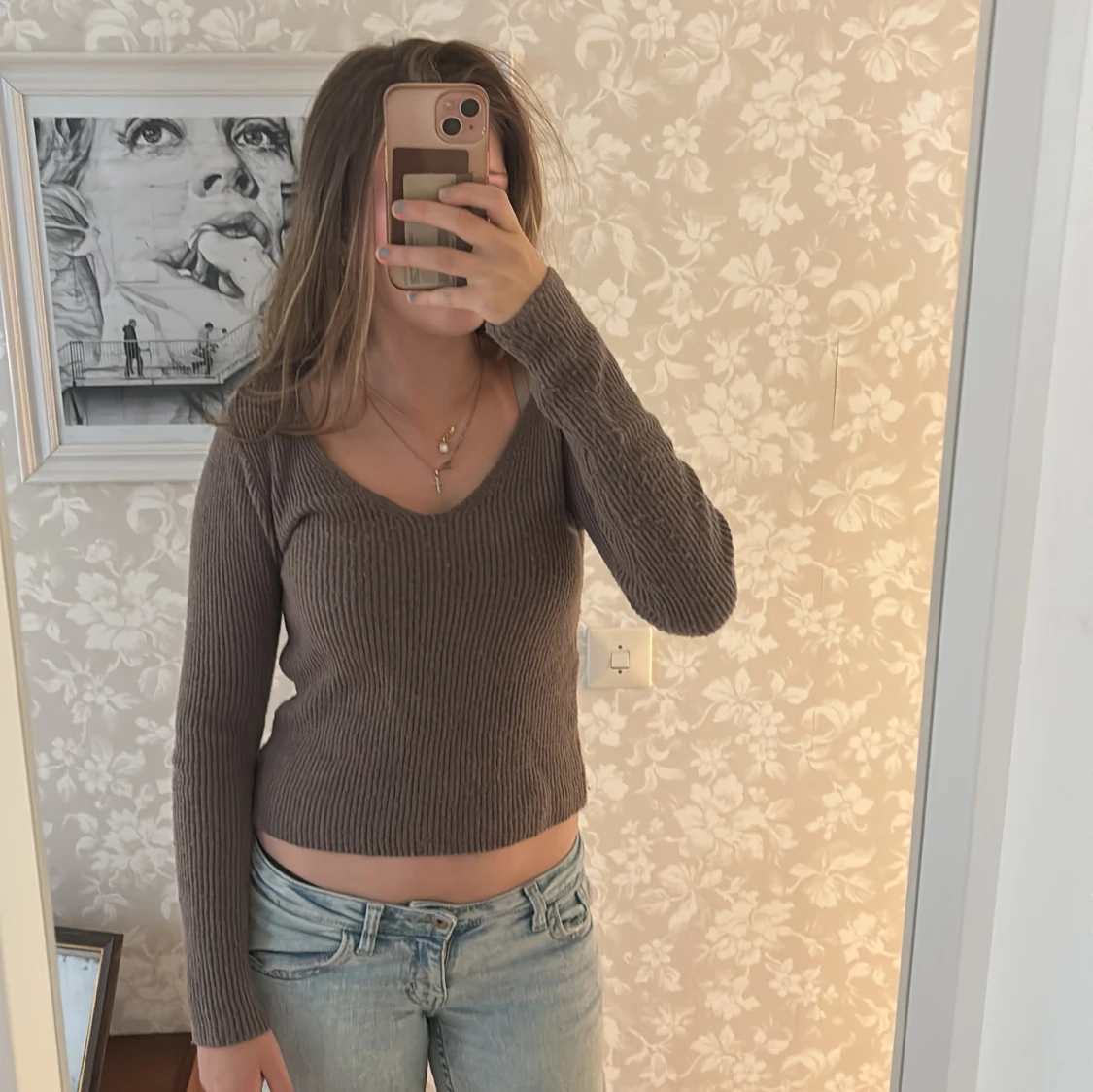 Brun ribbad stickad tröja v-ringad