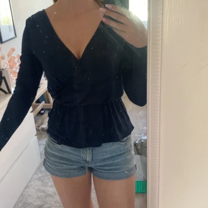 Marinblå omlott topp - Fin topp som tyvärr är lite för liten och kommer inte till användning💗