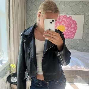 Svart skinnjacka från Gina Tricot XS - Snygg svart skinnjacka från Gina Tricot i storlek XS. Med silvriga detaljer. Jackan är helt oanvänd och finns inga tecken på skador.