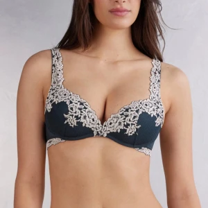 spets-bh från Intimissimi - Superfin mörkblå bh från Intimissimi med ljus spets i blommigt mönster längs kupor och axelband. Bh:n har vadderade kupor och ger snygg form. Perfekt för dig som gillar romantiska detaljer och vill ha något extra under kläderna. Köpte för 600kr.💞