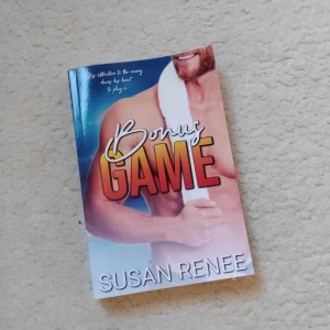 Bonus Game - En charmig och humoristisk roman om en ensamstående pappa, hockeyspelare och hans oväntade känslor för barnets nya nanny. Boken är på engelska. Lite stött i kanten, annars i helt nytt skick. Aldrig läst.