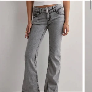 Grå bootcut jeans med broderade fickor - Snygga grå jeans med bootcut passform och coola broderade detaljer på bakfickorna från Nelly💕. Passar på nån som är runt 160cm