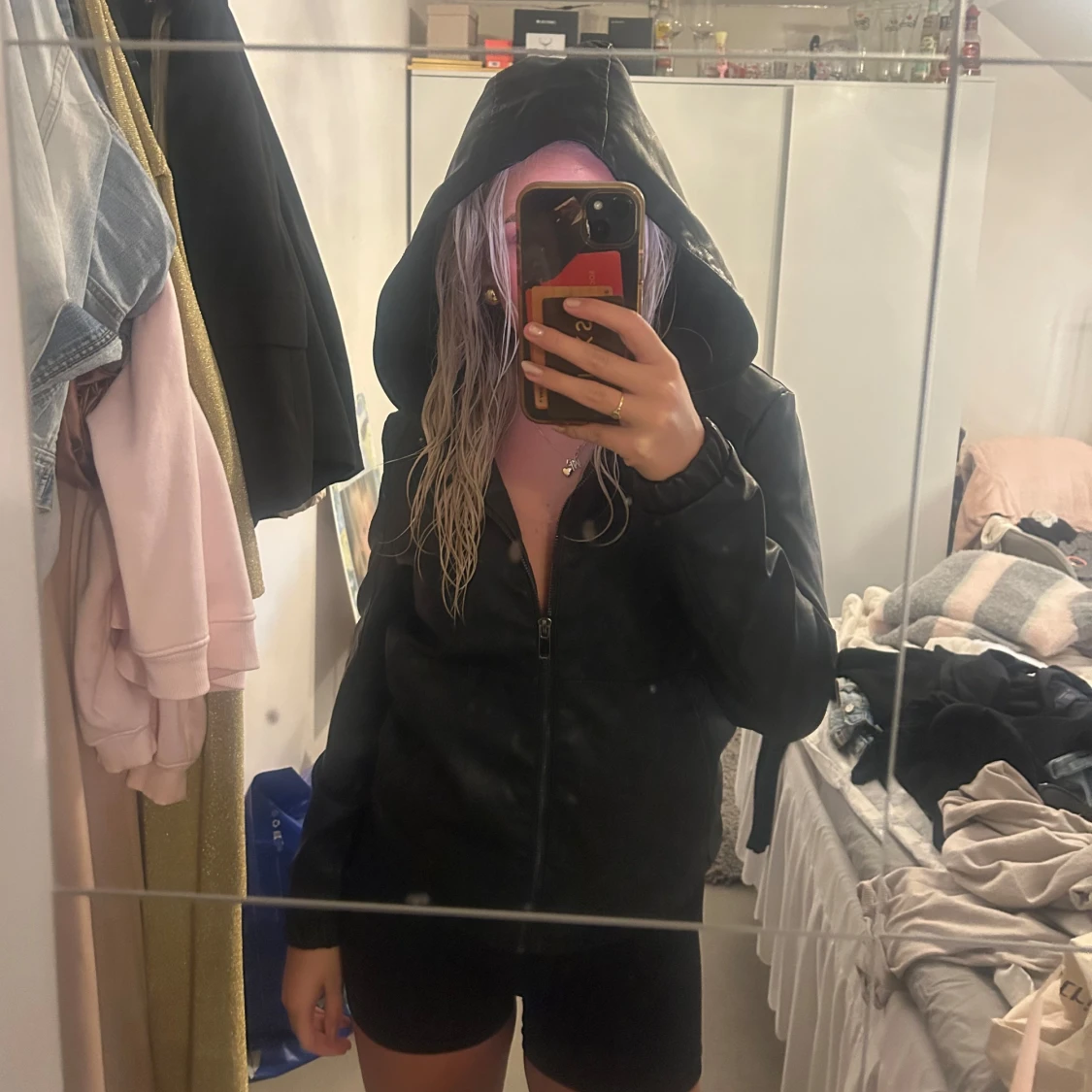 Svart skinnjacka med huva - 1