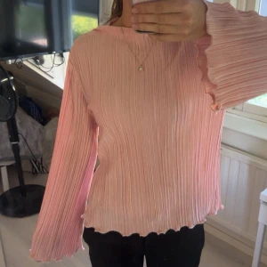 Ljusrosa blus - Superfin ljusrosa plisserad blus med långa ärmar och volangdetaljer. Blusen är bara använd en gång så den är i super bra skick💗