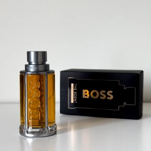 Hugo Boss: Boss The Scent (100 ml) - Säljer en helt ny BOSS THE SCENT 100 ml från Hugo Boss. En doft med citrus, lavendel, exotiska frukter  och lite läderton. Passar perfekt till både vardag och fest, året runt. Jag har en likadan som jag använder, så denna får hitta ett nytt hem. 🏷️Originalpris 1464 kr (köpt på Åhléns). Priset kan diskuteras.