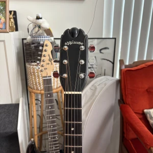 Applause AA14-1 - Säljer nu min akustiska gitarr ”Vintage Applause AA14-1 (serienummer: 085341)”. Gitarren är från 1970-talet och i mycket bra skick. Pris: 2000kr