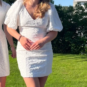 Vit klänning  - Fin vit klänning som endast är använd en gång,