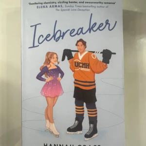 Icebreaker - En charmig och modern berättelse om konståkaren Anastasia och hockeykaptenen Nate, där gnistor flyger när deras världar krockar på isen. Perfekt för dig som gillar sport, romantik och starka karaktärer. En bok som får dig att både skratta och drömma! Boken är på engelska 