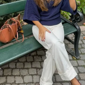 Vita bootcut jeans ZARA - Säljer ett par vita bootcut jeans med snyggt uppvik nertill. As snygga!! Helt oanvända med prislapp kvar. 