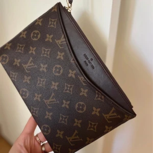 SÖKER Louis Vuitton monogram kuvertväska - Söker en replika av denna väskan 