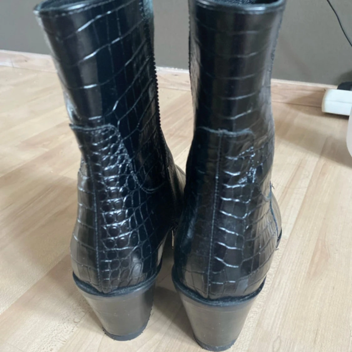 Svarta boots med krokopräglat mönster - 2